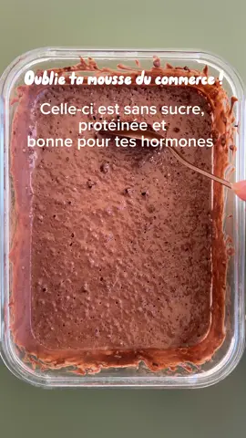 Pourquoi continuer à manger une mousse au chocolat inflammatoire ? Quand tu peux faire celle-ci : – sans sucre – bonne pour tes hormones – riche en protéines Tu veux la recette ?  #hormonebalance #alimentationantiinflammatoire #sanssucre #recettehealthy #meliacroquer 