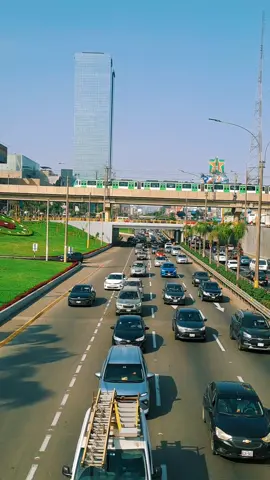 Estamos en invierno..aqui en la ciudad capital...pero hoy nos acompaña este sol...que se estrañaba aqui en la ciudad capital..San Borja/av.javier prado/av. aviación#viraltiktok #tendencia #sigueme_para_mas_videos_asi #peruanosenelmundo🌎 #ipnone15promax #limaperu🇵🇪 #ypfッ 