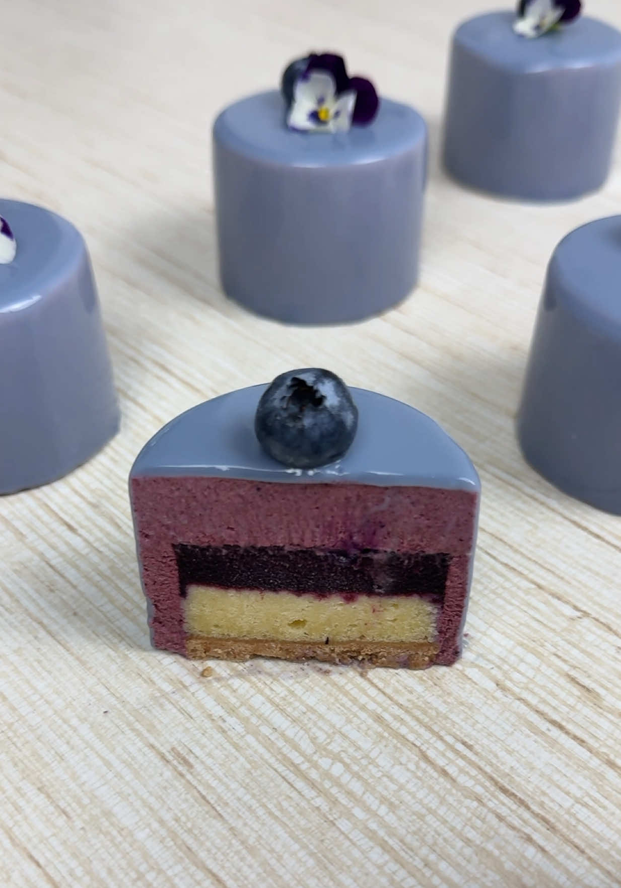 🇫🇷 Entremets myrtille. Recette dans mon e-magazine, édition entremets. Lien dans la bio ou commente « recette » 🇬🇧 Blueberry entremets. Recipe in my e-magazine, entremets edition. Link in bio or comment “recipe” 🇪🇸 Entremets arándano. Receta en mi revista digital, edición entremets. Enlace en bio o comentario 