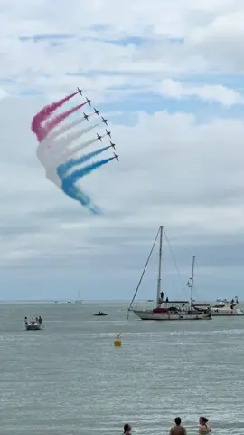 A moment worth waiting for the Red Arrows soaring over Swanage. What a sight! #swanage #redarrows #swanagecarnival #fyp #foryoupage❤️❤️ #dorset #raf 