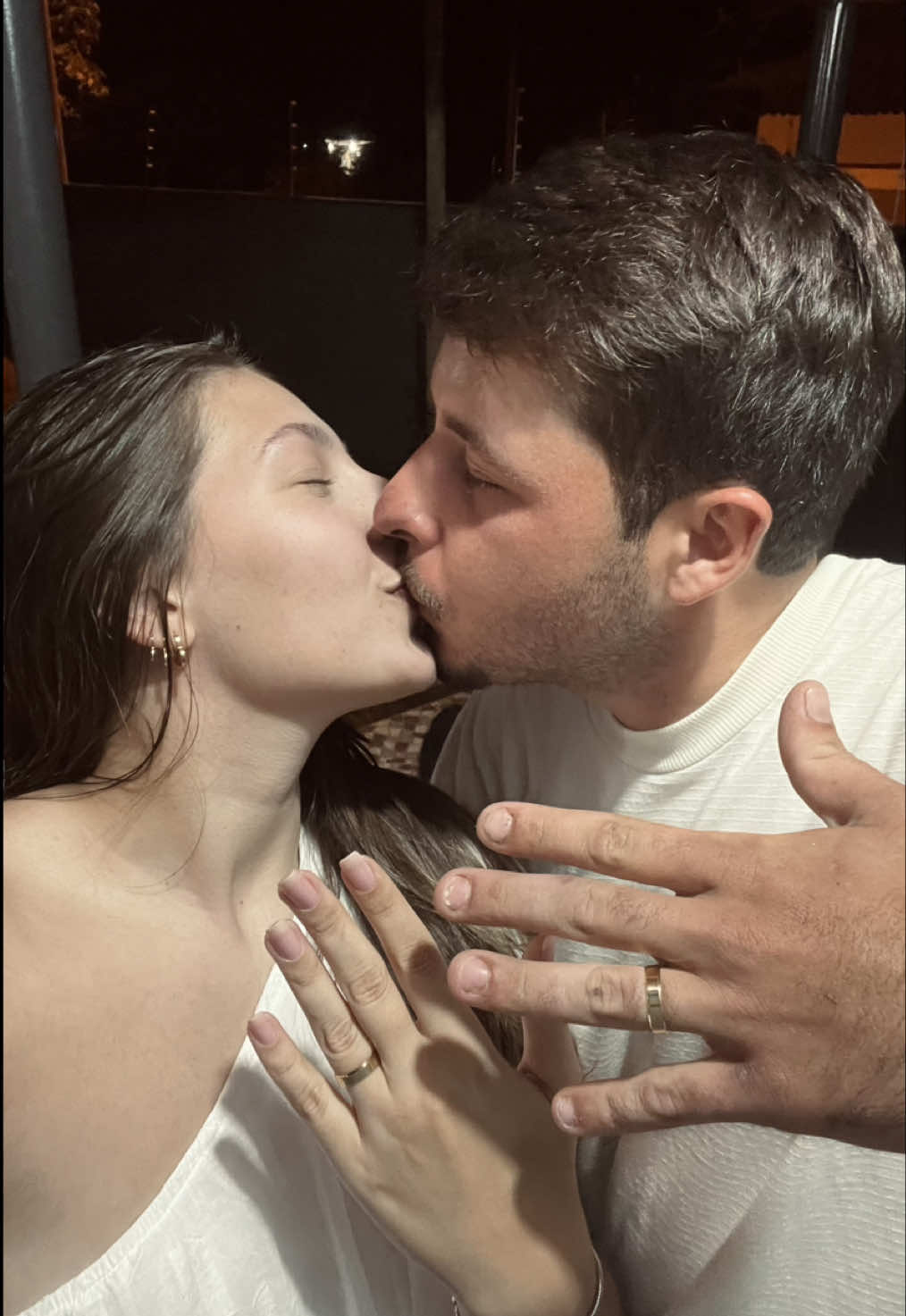 ESTOU NOIVA DO AMOR DA MINHA VIDA! ❤️ Não poderia ter sido mais perfeito! Do nosso jeitinho, na nossa casa, fazendo um churrasco e tomando uma cervejinha😂 te amo lindo @Pablo_Pedroni  #pedidodecasamento #fyy #aliança 