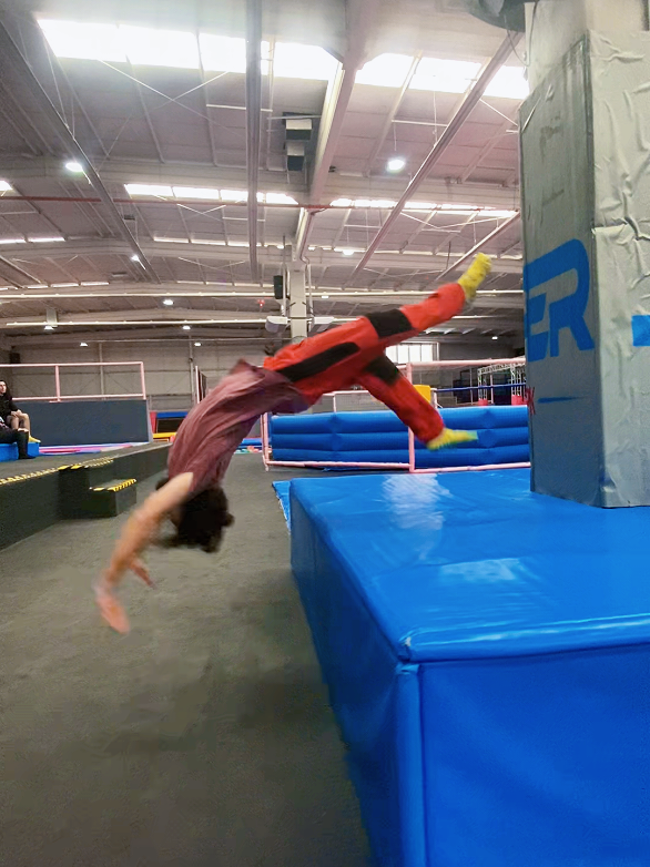 Flowing🍃 • #parkour #pkfr #parkour_freerunning  #acrobatics #parkourflow 