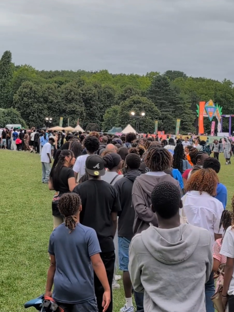 Énorme file d'attente au parc de La Courneuve avant le début du concert gratuit de Tiakola. #Tiakola #Lacourneuve #