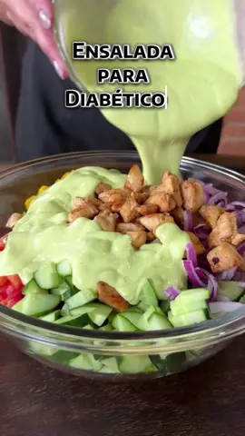 Ensalada para Diabéticos 💖✨  ¿Buscás una opción fresca, saludable y llena de sabor? 😍  ¡Esta ensalada te va a encantar! 🌿🍅 👩‍🍳 Preparación:  1️⃣ Cociná el pollo a tu gusto 🍗  2️⃣ Para la base usá lechuga, tomate, pepino, cebolla y pimiento amarillo 🥬🍅🥒🧅🌶️  3️⃣ Sumá el pollo por encima para un toque de proteína 💪  4️⃣ Para la salsa: procesá 1 aguacate 🥑 con yogur natural, jugo de limón 🍋, sal y pimienta 🧂 ¡Fresca, nutritiva y apta para diabéticos! 💚✨ 👉 Da clic en el enlace de nuestro perfil y obtené nuestro manual con más de 200 recetas especialmente pensadas para vos 📲📚 #diabetes #fypシ゚ #argentina #mexico🇲🇽 #tiktoktrending 