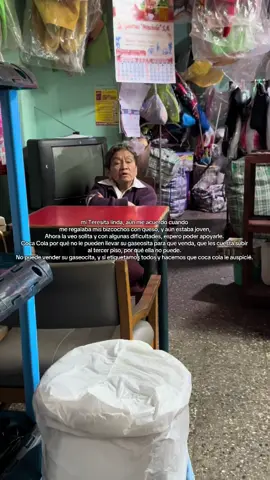 Hay que apoyarle, también alquila disfraces y venden su gaseocita, se ubica en el tercer piso de Galería Minchola, Trujillo. Todos hay que apoyarle, es una linda persona, pero no tienes hijos y su hermana falleció y se quedó sola, pero entre todos podemos ir alquilar sus disfraces y comprarle y alegrarle el día. #trujillo #peru🇵🇪 #fyp #apoyo #abuelita 