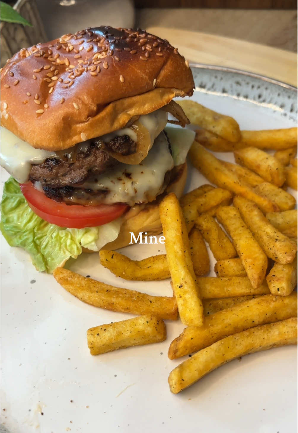 Which plate are you picking?✨ 🍔  I used brioche buns and salt and pepper fries kindly gifted from @Farmfoods☺️🤩 #dishupdinnerwithme #burgers #fries #easydinner 