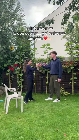 It’s the thought that counts… and the effort too. Que rico me he reído haciendo este video 😅@Matt Purdy  #coupletrends #peruanaInNorthernIreland #paperplanes #airplane 