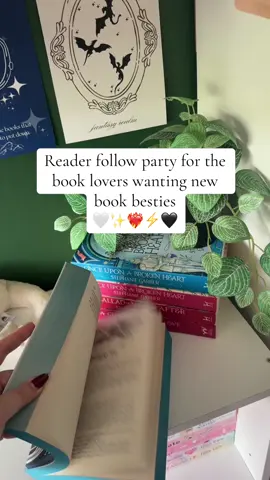Let's make new bookish besties ✨🫶🏻 #BookTok #bookish #whenthemoonhatched #readersoftiktok #readerfollowparty #bookbesties #bookrec #fantasybook #bookbesties 