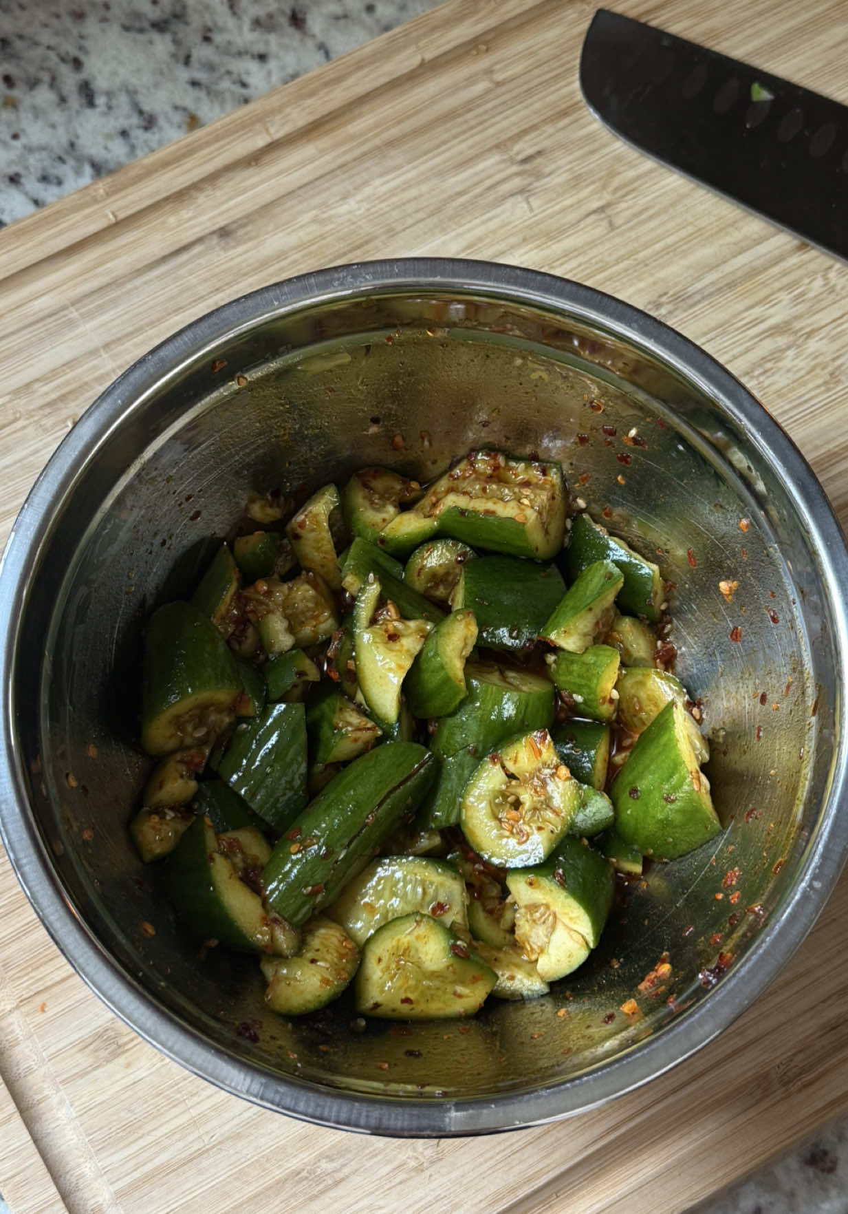 smashed cucumber salad recipe 🥒🥗  • cucumbers • salt • mirin or rice vinegar  • soy sauce  • sesame oil • chili oil (used black truffle momofuku) #smashedcucumbersalad #cucumbersalad  #cucumbersaladrecipe #latinacreator  #latinacontentcreator  