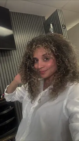 Curlycaredaaaayyy✨💖 Exfoliating +ozono+hidratation =magia para revivir el curly!!! @cabellosano_cabelloliso thank you alwayssssss!!!  #curlyhair #curlycare #curlyhairroutine 