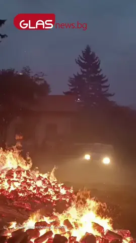 България гори! Активни огнища има в няколко области на страната. Пламъците в Община Трън достигнаха и до къщи. Към този момент не е ясно колко постройки са засегнати. Подробности четете на glasnews.bg #breaking #news #news #fire #foru #foryoupagе #viral
