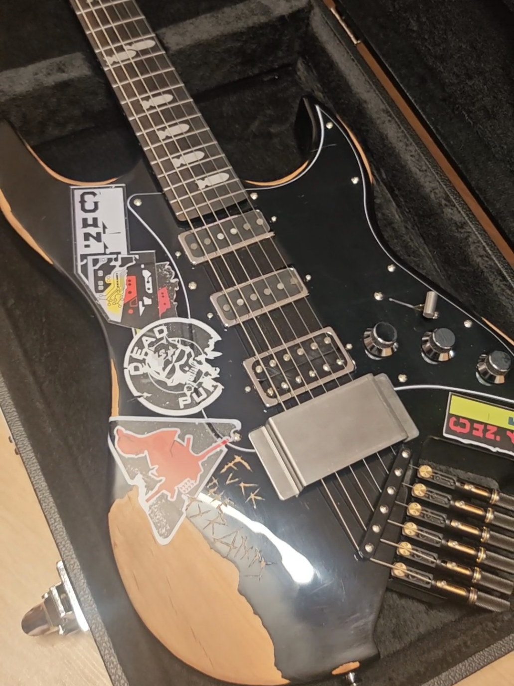 I love ma girl, and I love ma guitar too  #guitarist #guitar #fyp #cyberpunk #johnnysilverhand #electricguitar #custom 