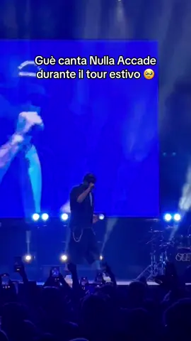 Guè ci fa emozionare cantando Nulla Accade dal vivo 🥹💙 @Guè #gue #guepequeno #concerts #davedere 