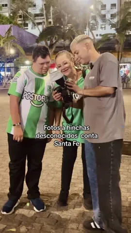 Fotos a hinchas desconocidos  conta Santa Fe 💚🤍📸#fotosadesconocidos #atleticonacional #fútbol #fotógrafo #hinchada #nacional #fotosahinchas #pipeelfotógrafo 