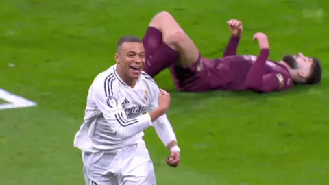 clips mbappé real Madrid 🤙🏼 #fyp #vaiprafycaramba #vaiprafyyyyyyyyyy🤡🤝 #viralvideos #mbappe 