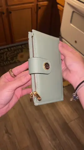 My new wallet!! I’m obsessed 🤩 #wallet #wallets #tiktokshop #fyp #women #money #cards #ordernow 