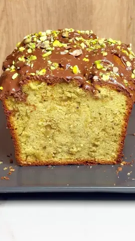 Bizcocho de pistachos. Muy fácil de hacer, con pocos ingredientes y es una auténtica delicia.  La receta paso a paso y con todos los detalles está disponible en mi canal de YouTube tazi_oficial el enlace está en mi perfil suscríbete si aún no lo has hecho para  que no te pierdas ninguna receta nueva.  • • • #viral #tik_tok #fyp #postres #recetas #dulces #chocolate 