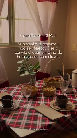 Quando um convite não chega é fundamental respeitar o silêncio. Há delicadeza também em saber esperar, em saber o lugar que ocupa. E quando o convite vier, aceitar com gratidão, mas ir só. Por mais que o coração queira incluir, é elegante entender que quem convida, escolhe os convidados. E se for de última hora… talvez seja melhor entender que sua presença não foi prioridade. Obviamente, há casos que a recepção foi pensada de última hora, nesse caso, não há problemas. - #EtiquetaComAfeto #GentilezaTambémÉLimite #MesaPostaComAmor #convidadonaoconvida #etiquetaecomportamento 