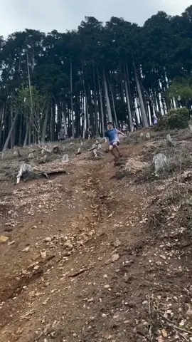 🪽 Trail speed with wings on your feet Flying down mountains and turning science into flow Follow @runningalliance for more! Credit: jinnosuke95 #downhillspecialist #trailtechnique #teamskykyoto #runnerscience #runfast