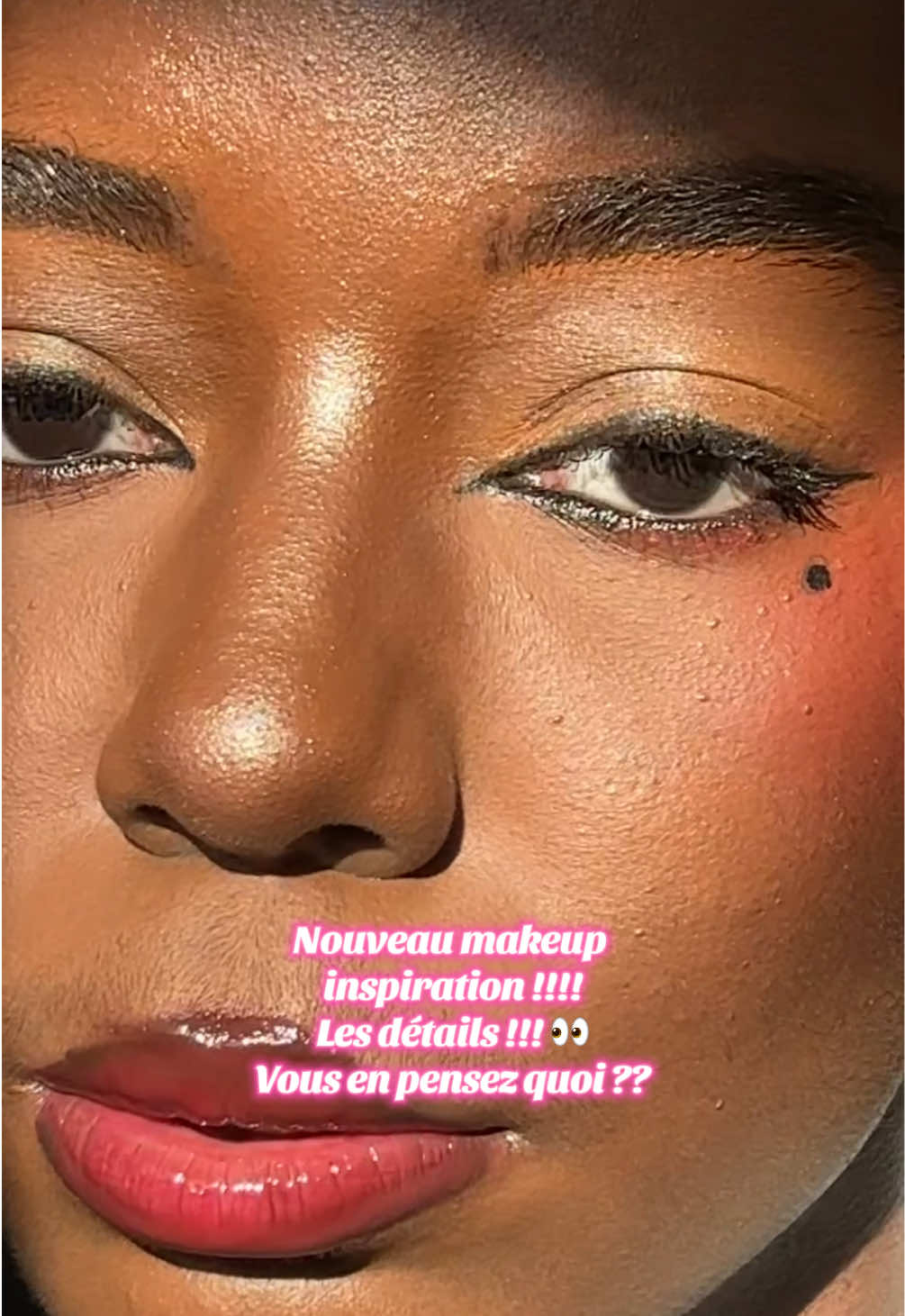 Nouvea makeup inspiration 🫣✨✨ < J’ai pas fait de tuto désolé peut être une prochaine fois !!!> Ref: @Fenty Beauty (fond de teint ) @Maybelline France (blush, mascara et fixateur)  @NYX COSMETICS FRANCE (base et eye-liner) @AMS Beauty (crayon lèvre) @SEPHORA (gloss de yanissa xoxo)   #afrohair #skin  #MakeupRoutine #grwm #femmenoire #fenty #maybelline #blackgirlmakeup #darkskin #pinkmakeup #pink #tomiemakeup  #frenchblackgirl #yourhouria #fyp