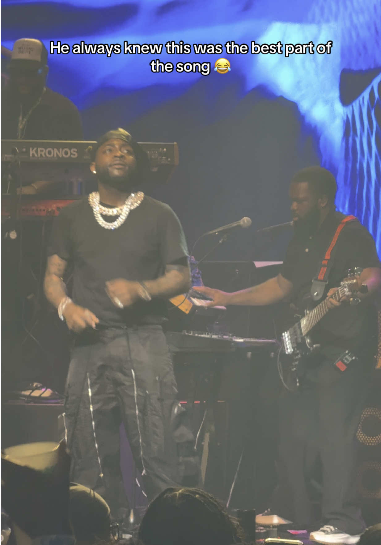 @davido had the background singers startled 😂😂 #davidoconcert #davidoaye 
