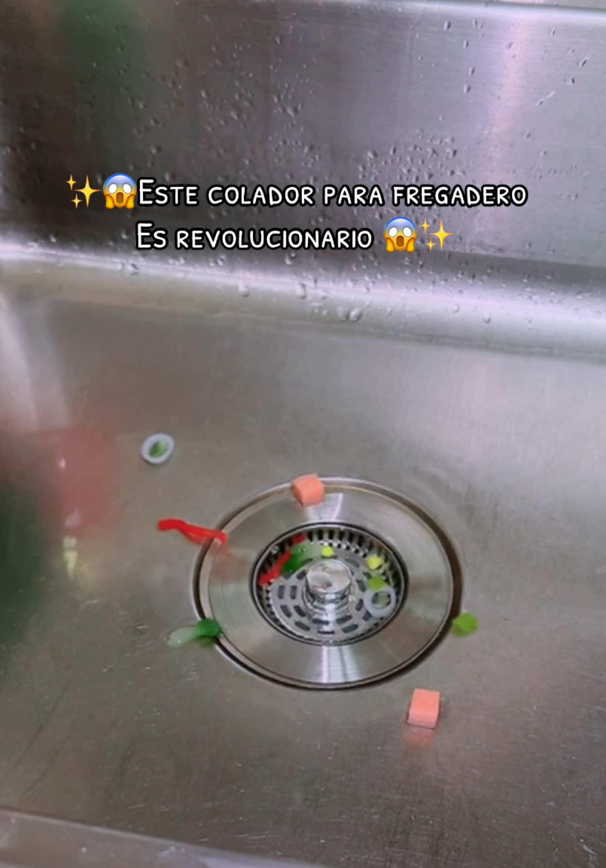 Encaja perfectamente en el fregadero de tu cocina y atrapa cualquier cosa que caiga dentro. Además, es fácil de quitar y limpiar. Viene con todas las piezas que necesitas para que la instalación sea muy sencilla. ¡No podía esperar a deshacerme del mío! Solo colócalo encima y listo #kitchenfinds #KitchenHacks #kitchenupgrade #kitchenmusthaves #tiktokshopcreatorpicks #dealsforyoudays 