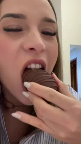 @gabriellajacinto comendo morango do amor e bombom de morango🍓❤️ #gabijacinto #gabrielajacinto #morangodoamor #fyp #entregatiktok 