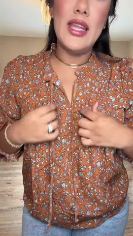 Such a beautiful top for fall 😍 #fall #fallfashion #fallfashiontrends #blousestyle #blouseoutfit 