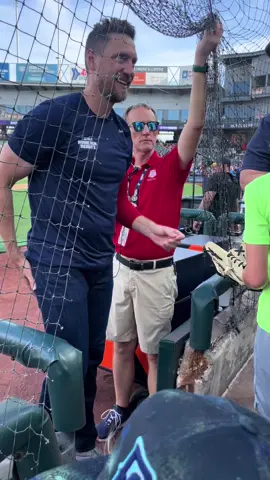 @Hunter Pence being the man and signing for a big group. #homerunderbyx #baseball 