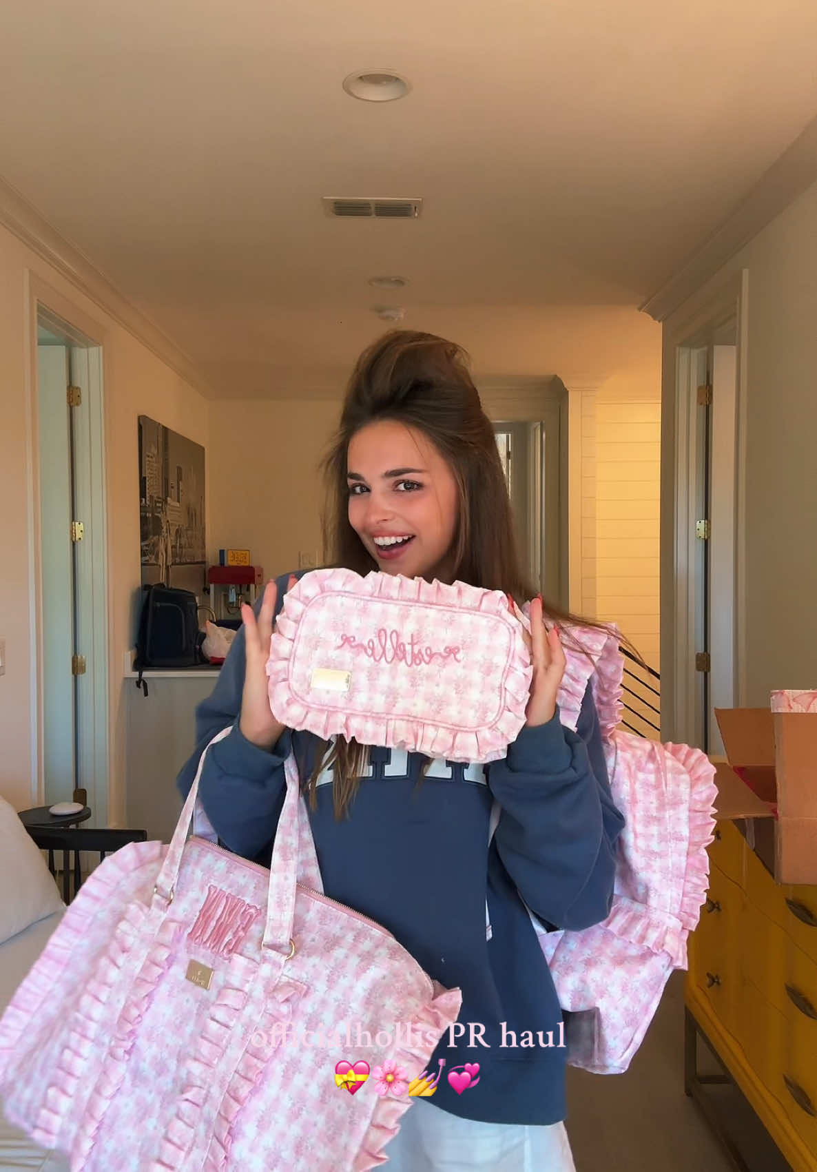 my happiness level just skyrocketed @Hollis Travel Makeup Bags 💖💖💖 #fyp #prhaul #pinkaesthetic #makeupbag #haul 