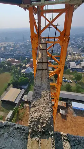 cuaca cerah rezeki melimpah dan barokah....🤲💪 #alatberat ##towercrane #operatortowercrane #tekniksipil #kontruksibangunan #fyp #foryou #berandatiktok #fypage 