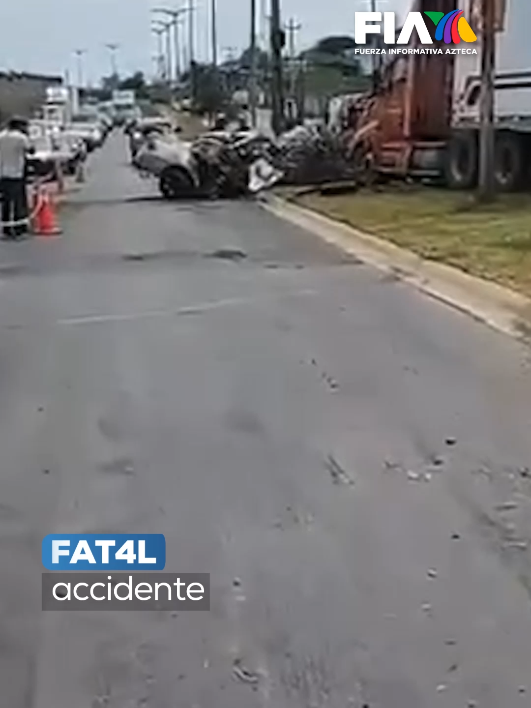 Un fatal accidente se suscitó en #NL En el municipio de San Nicolás De Los Garza, un tráiler embistió a dos vehículos y terminó prensando a dos personas, quienes perdieron la vida. La circulación se vio afectada y elementos de emergencia de la entidad atendieron el siniestro. #AztecaNoticias #Noticias #Información #LoÚltimo #ÚltimasNoticias #viral_video #paratí #FIA #tráiler #Vehículo #Circulación #Emergencia #Entidad #TikTokInforma #LoDescubriEnTikTok #TikTokMeHizoVer