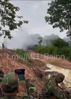 Bộ binh Campuchia quay cảnh pháo BM-21 bắn loạt đạn vào các vị trí của Thái Lan bên kia biên giới #new #war #cambodia #thailand #chientranhthailandvacampuchia 