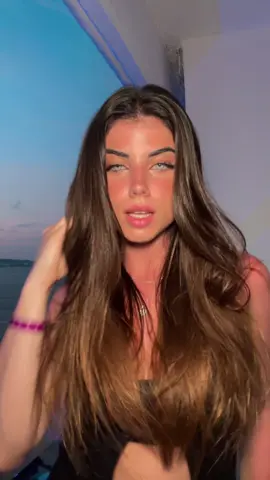 que es más rojo mi brazo o este emoji 🍅?