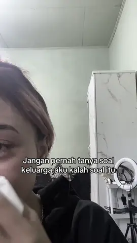@Nola Hrta kamu memang di besarkan dengan manja sama orang tua,sedangkan aku di besarkan dengan keluarga yg udh berantakan.seharusnya kamu mikit dulu kalau mau ngomong,tapi semoga aja kamu sama keluarga ga ngerasain apa yg aku rasain.