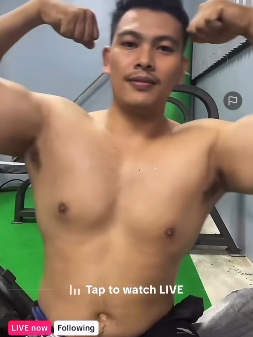Abang ganteng hot 🥵🥵🔥 #fyppppppppppppppppppppppp #beranda #cogan #hyper #tiktok #tiktokviral #muscle #rotisobek #handsome #GymTok #hotdaddy🔥 #foryou #fyp 
