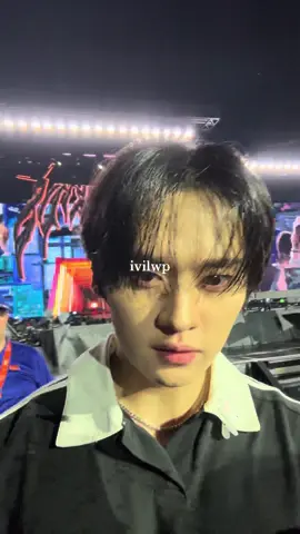 full video of lee know snatching my phone lol😭 #leeknow #skzdominate #straykids #skz #stay #dominate_newyork #dominatetour 