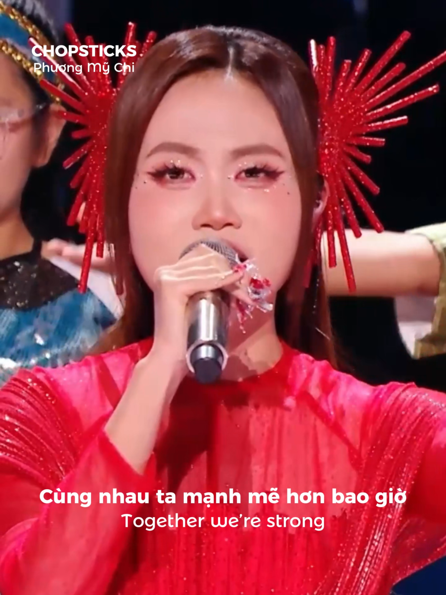 Ngay lúc bắt đầu nghĩ về bài hát, Chi đã từng hình dung cảnh mình đứng trên sân khấu cùng các bạn nhỏ đến từ nhiều quốc gia châu Á, mỗi người một ngôn ngữ, một màu sắc, nhưng cùng nhau hát chung một ca khúc. Hình ảnh đó làm Chi xúc động lắm… vì Chi cảm nhận rất rõ tinh thần đoàn kết và kiên cường, điều mà suốt hành trình ở Sing!Asia, Chi thấy rõ hơn bao giờ hết.  Đó cũng là lý do Chi chọn trình diễn “Chopsticks” như một lời tri ân gửi đến chương trình, và đến tất cả những ai đã cùng nhau tạo nên khoảnh khắc đặc biệt ấy ❤️ #PhuongMyChi #VMAS #SingAsia #PMCEntertainment #Chopsticks
