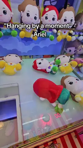 hangang ilang segundo lang kinaya kumapit eh. #clawmachine #clawmachinephilippines #tomsworld 