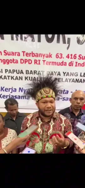 Wow!  Paul Fincen Mayo, anggota DPD RI termuda, beraksi!  Komitmennya untuk Papua Barat patut diacungi jempol.  Pembatasan pendatang demi kesejahteraan masyarakat.  #PapuaBarat #DPDRI #Indonesia
