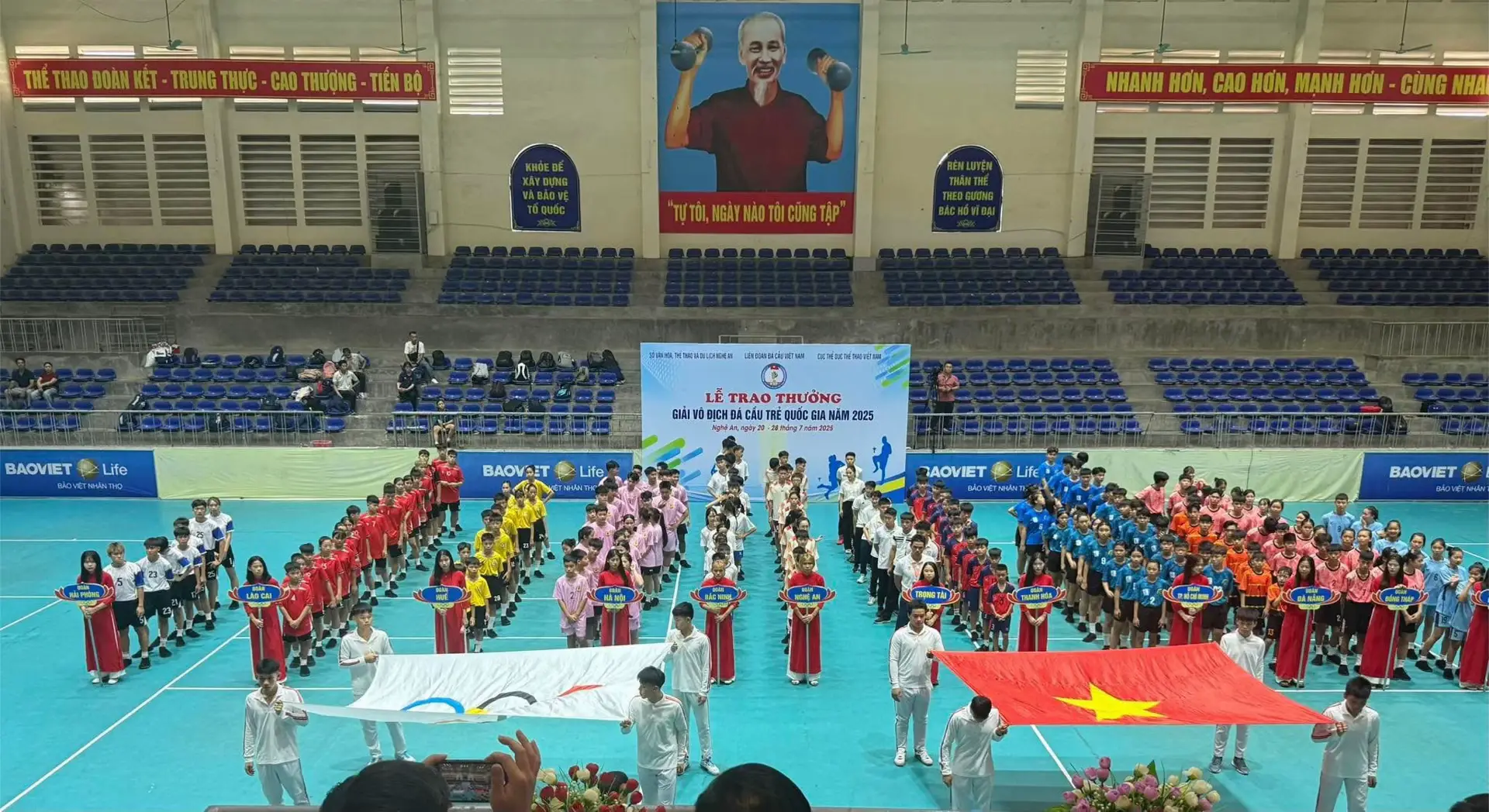 Kết thúc giải Vô Địch Đá Cầu Trẻ Quốc Gia năm 2025 tại thành phố Vinh tỉnh Nghệ An. Tổng số 300 VĐV và 11 Đoàn tham dự 41 nội dung thi đấu. Hà Nội tham dự ở 28 nội dung thi đấu,đạt 6HCV 9HCB 13 HCĐ. Xin chúc mừng Ban Huấn Luyện và toàn thể các Vận Động Viên Bộ Môn Đá Cầu Trung Tâm Huấn Luyện và Thi Đấu Thể Thao Hà Nội #seagames2023 #thethao247 #dacau #dacaukieng 