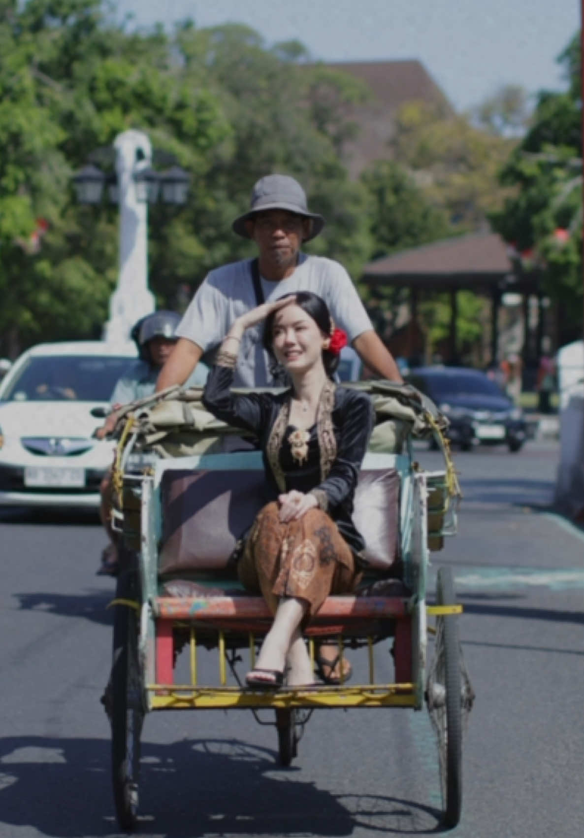 Kota Solo… Hangat dan Teduh… Jalan-jalan ke pasar Gedhe dengan becak, dan mampir ke Kampung Batik Kauman untuk belajar membatik. Terima kasih untuk Bapak Wali Kota Solo dan Pemkot Solo yang telah mendukung Konten kreator seperti saya untuk berkarya 🙏🏻  Budaya di Solo itu hidup, bukan dipajang tapi kenalkan 🙏🏻 #videoreaction 
