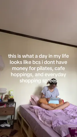 just me and my bed everyday ... i would love to have enough money for that kind of lifestyle tho 😭 #fyp #dayinmylife 