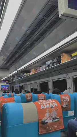 Pilih naik kereta ekonomi atau eksekutif bess? 😃 #naikkeretaapi #naikkereta #keretaapiindonesia #keretaeksekutif #keretaekonomi #keretanewgeneration 