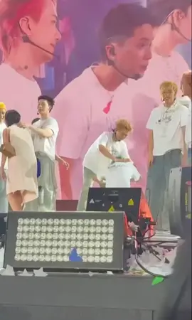 Trời ơi… giỡn mặt hả…. Khóc rồi đây 😭😭😭  Cre: _hionq.ngc  #rhycap #RHYDER #CAPTAINBOY #RHYDERAnhTraiSayHiConcertLasVegas #CAPTAINBOYAnhTraiSayHiConcertLasVegas #anhtraisayhilasvegas 