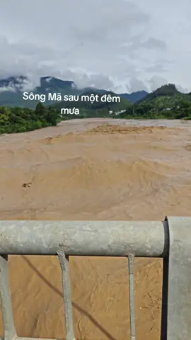 trên huyện ngập hết vào nhà dân luôn rồi