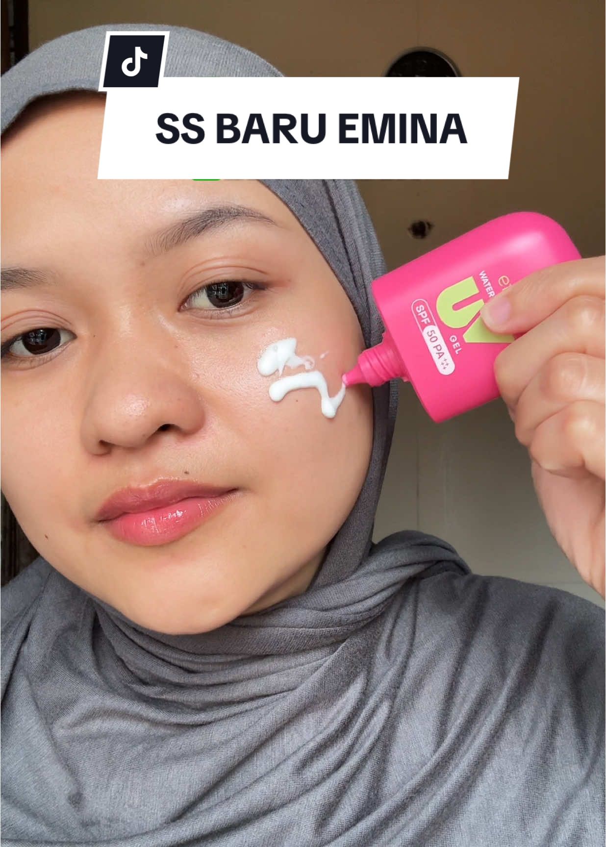 Yg biru kyk ada dingin2nya gitu pas di apply . #sunscreen #sunscreenviral #review #sunscreenreview #emina #rekomendasi #oilyskin #oilyskinsunscreen #sensitiveskin 