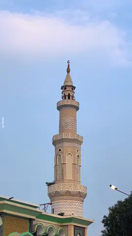 salah satu liburan yang menyenangkan ialah mampir sholat ke masjid orang yang dimana tidak seorangpun mengenal kita. #masjidkanomancilongok #masjidalistiqlaliyahcilongok #cilongokpasarkemis 
