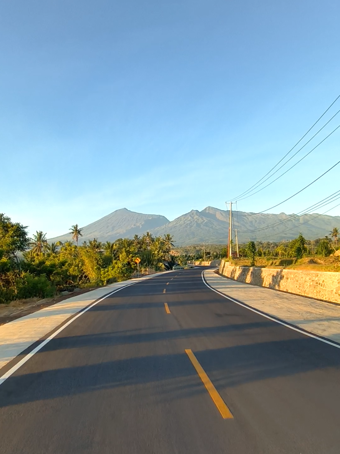 untuk mendapatkan pemandangan secakep ini kita harus melewati ketika pagi hari karna tidak berkabut dan gunung rinjani nya bisa terlihat dengan jelas ..dan nama jalan ini adalah jalan bangket Baro desa anyar kecamatan bayan lombok Utara #fyp #gunungrinjani3762mdpl #wonderfullindonesia #rinjani3726mdpl♥ #fypシ゚viral #pesonaindonesia #lombokvirall🌴🌴 #rinjanibond👈 #jelajahindonesia #bayan 