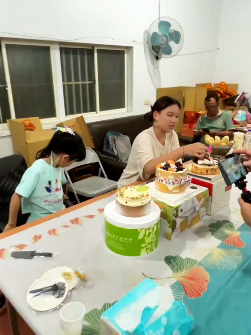 妹妹熬夜的秘密！姊姊生日收到「一座山」的禮物，打開原神大禮包+手作驚喜，感動到說不出話！ SunnyYummy！ #生日禮物 #開箱 #妹妹的禮物 #家庭日常 #驚喜 #手作禮物 #DIY #原神 #姊妹情深 #生日快樂 #生日 #亞米 #安娜